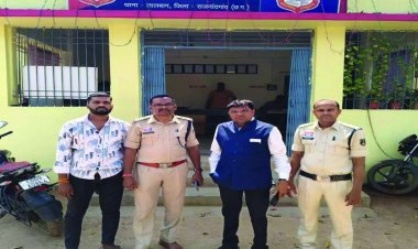 आचार संहिता के दौरान अवैध शराब के साथ पकड़े जाने पर पुलिस कर्मियों से गाली गलोज करने वाले पूर्व भाजपा पार्षद सहित दो गिरफ्तार