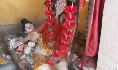 ये बांग्लादेश नहीं भारत है, बंगाल में उपद्रवियों ने देवी देवताओं की मूर्तियों में तोड़फोड़ कर मंदिर में लगा दी आग, देखें  VIDEO