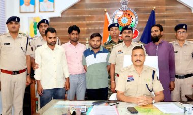 भ्रामक और झूठी समाचार छापकर सरकारी कर्मचारियों से अवैध वसूली करने वाले चार कथित पत्रकार गिरफ्तार