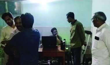 फर्जी आधार कार्ड बनाने वाले सेंटर में पुलिस का छापा, सपा कार्यकर्ता वाजिद मलिक गिरफ्तार, हजारों आधार की प्रतियां मिली, देखें VIDEO