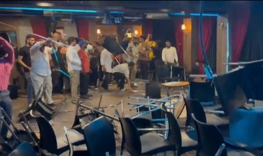 इस कॉमेडियन ने महाराष्ट्र की राजनीति पर उड़ाया मजाक, नाराज शिवसेना कार्यकर्ताओं ने स्टूडियो में की तोड़फोड़, देखें VIDEO