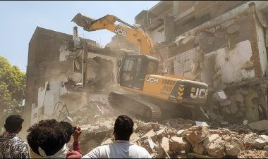 आरोपियों के घरों को गिराने पर हाईकोर्ट ने रोक लगाई, प्रशासन को भी फटकार