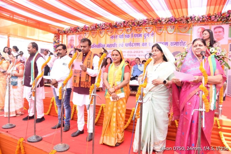 नगर निगम दुर्ग के नवनिर्वाचित महापौर एवं पार्षदों को कलेक्टर सुश्री चौधरी ने दिलाई शपथ