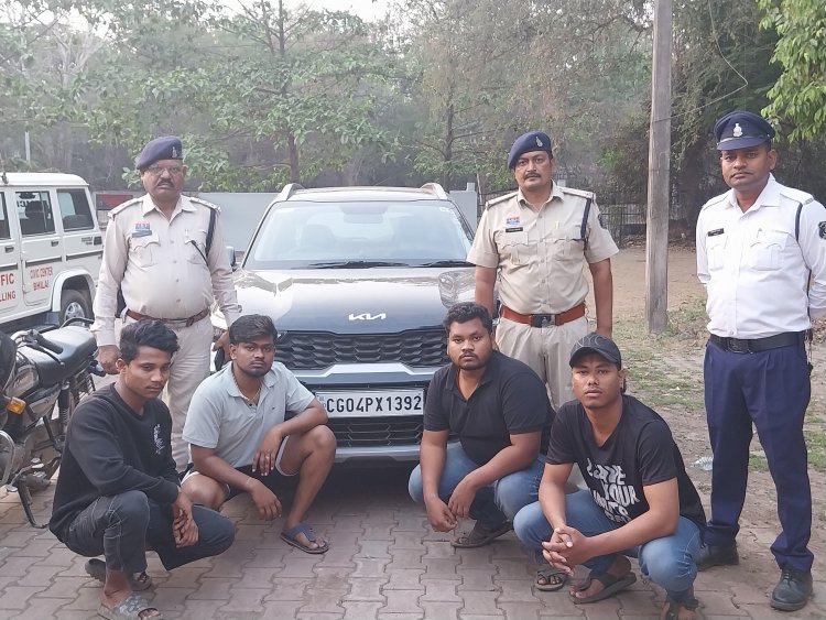 कार में खड़े होकर लापरवाहीपूर्वक चला रहे थे वाहन, दुर्ग पुलिस ने काटा 10 हजार का चालान