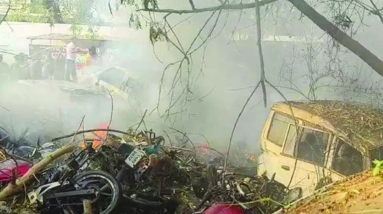थाना परिसर में खड़ी जब्त गाड़ियां जलकर खाक