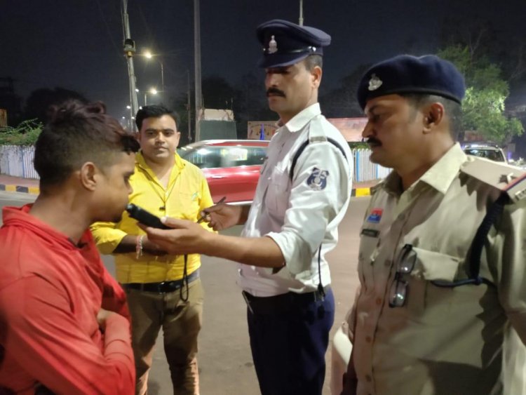 चार दिन में 68 शराबी वाहन चालकों एवं 762 बिना हेलमेट, 12 माल वाहक में सवारी ले जाते वाहन चालकों पर कार्रवाई