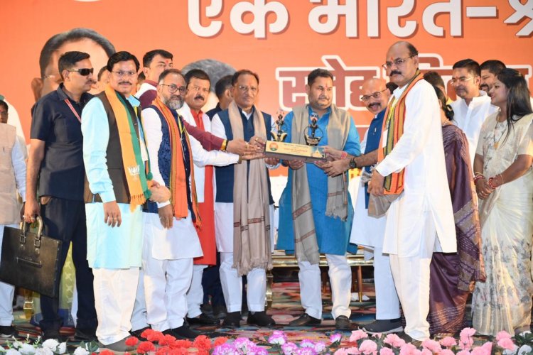 बिहार-तिहार स्नेह मिलन कार्यक्रम में सर्व समाज प्रमुखों को साल व श्रीफल भेंट कर मुख्यमंत्री विष्णुदेव साय ने किया सम्मान