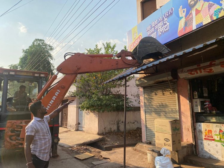 दुर्ग नगर निगम की टीम ने जेसीबी से हटाया अतिक्रमण
