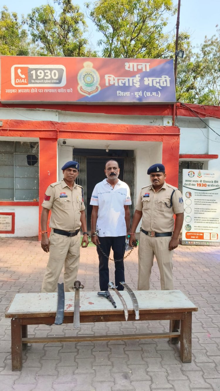पिस्टलनुमा गन लेकर लोगों को डराने वाला व्यक्ति गिरफ्तार, दो तलवार और पिस्टल जब्त