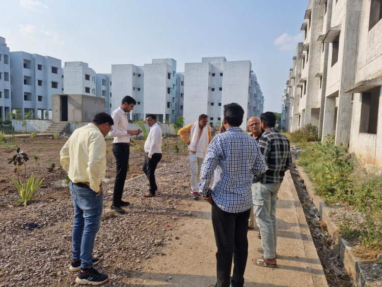 पीएम आवास का निरीक्षण करने पहुंचे कमिश्नर, ठेकेदारों की लगाई क्लास