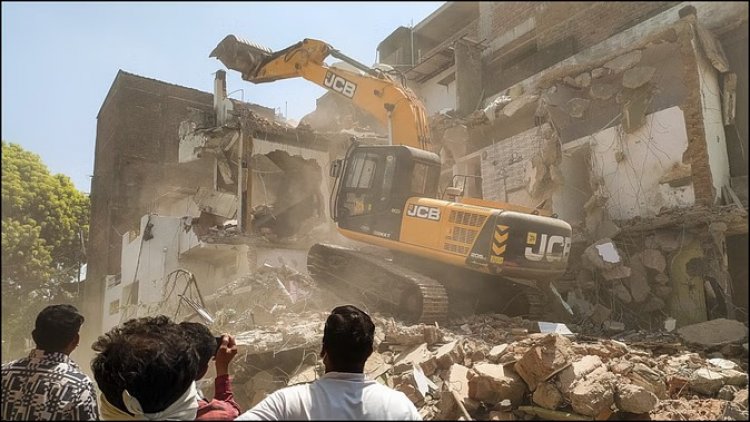 आरोपियों के घरों को गिराने पर हाईकोर्ट ने रोक लगाई, प्रशासन को भी फटकार