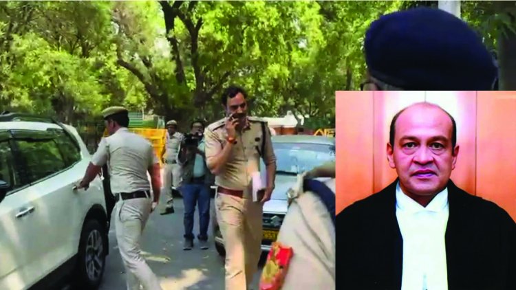 न्यायाधीश यशवंत वर्मा के बंगले पर जांच करने पहुंची पुलिस, सुप्रीम कोर्ट के कर्मचारी भी मौजूद