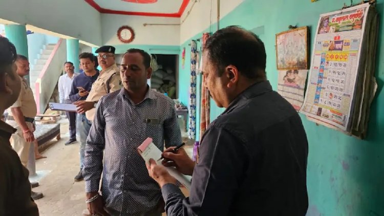 पिस्टल और तलवार की नोक पर घर वालों को बंधक बनाकर लाखों रुपए की डकैती