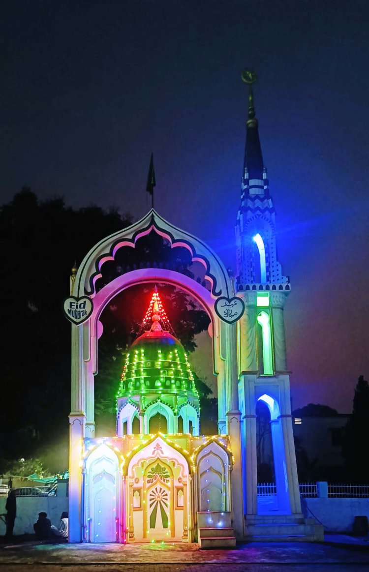 चांद के दीदार के साथ बिखरी ईद की खुशियां, सोमवार को होगी नमाज