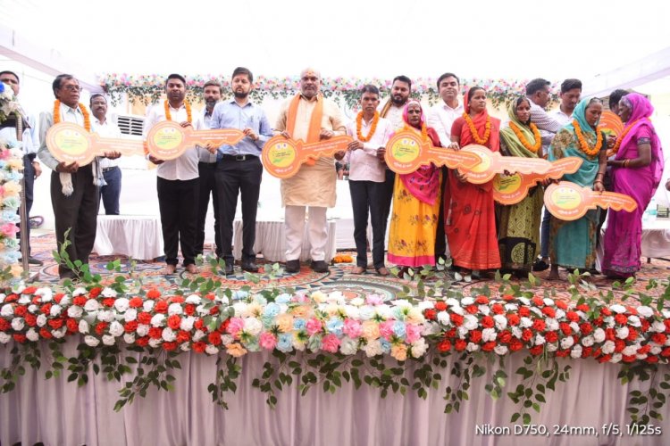 विधायक ललित चन्द्राकर ने हितग्राहियों को प्रधानमंत्री आवास की सौंपी चाबी