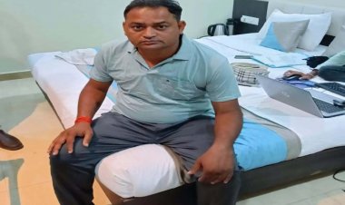 इस पुलिस कर्मी को रिश्वत लेते एंटी करप्शन ब्यूरो ने रंगे हाथों पकड़ा