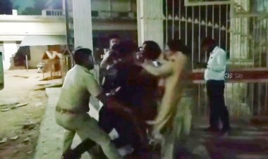 न्यायिक आदेश की खुली अवहेलना, आारोपी को जेल दाखिले के दौरान वकीलों ने रोका रास्ता, पुलिस कर्मियों के साथ झुमाझटकी भी की, देखें VIDEO