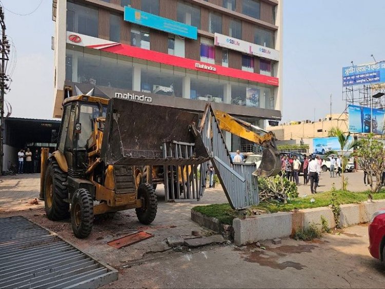 भिलाई के इस शो रूम पर चला नगर निगम का बुलडोजर