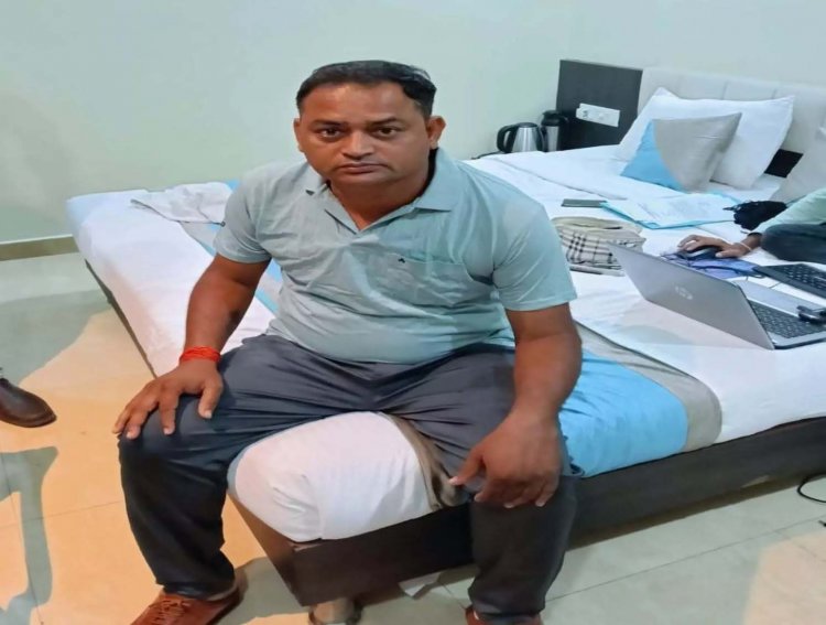 इस पुलिस कर्मी को रिश्वत लेते एंटी करप्शन ब्यूरो ने रंगे हाथों पकड़ा