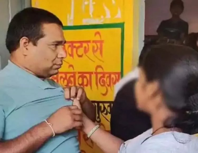 इस हेड मास्टर ने ट्यूशन पढ़ने गई 8 वीं की छात्रा से की रेप की कोशिश, लोगों ने चप्पल से की पिटाई