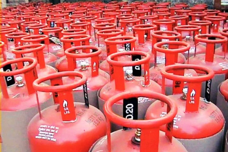 इतने रुपए बढ़े घरेलू गैस सिलेंडर के दाम, कल से लागू होंगी नई कीमतें
