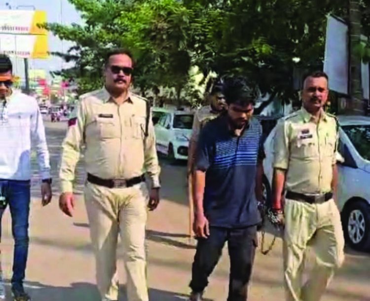 अग्रेजी शराब दुकान के कर्मचारी से चाकू की नोक पर मारपीट, पुलिस ने बदमाश का निकाला जुलूस
