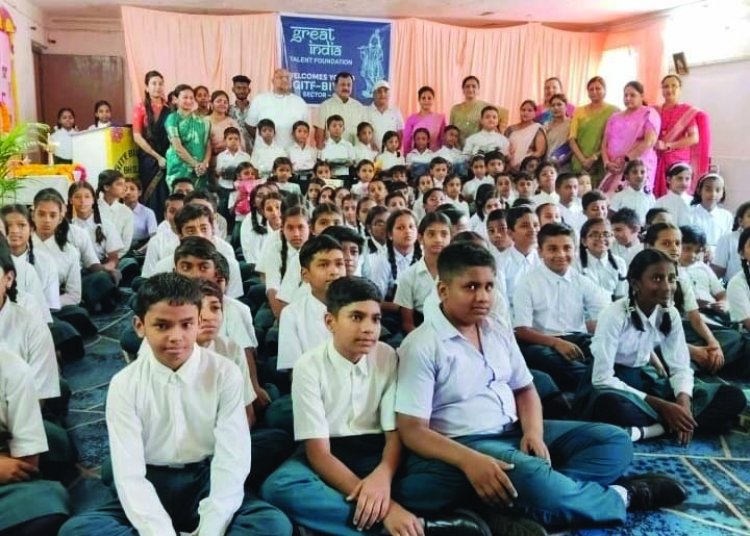 सांसद विजय बघेल ने भिलाई इस्पात विकास विद्यालय के विद्यार्थियों को किया सम्मानित