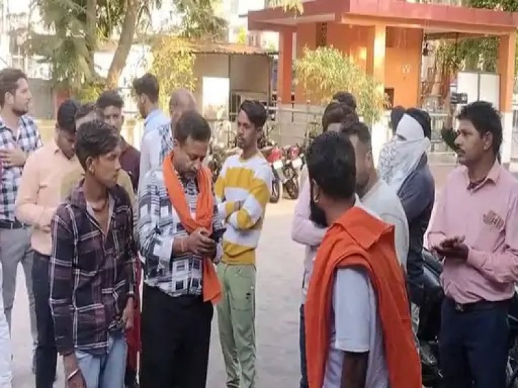 चाचा ने मूकबधिर लड़की से की छेड़छाड़, लोगों ने पहले आराेपी की पिटाई की फिर पुलिस को सौंपा
