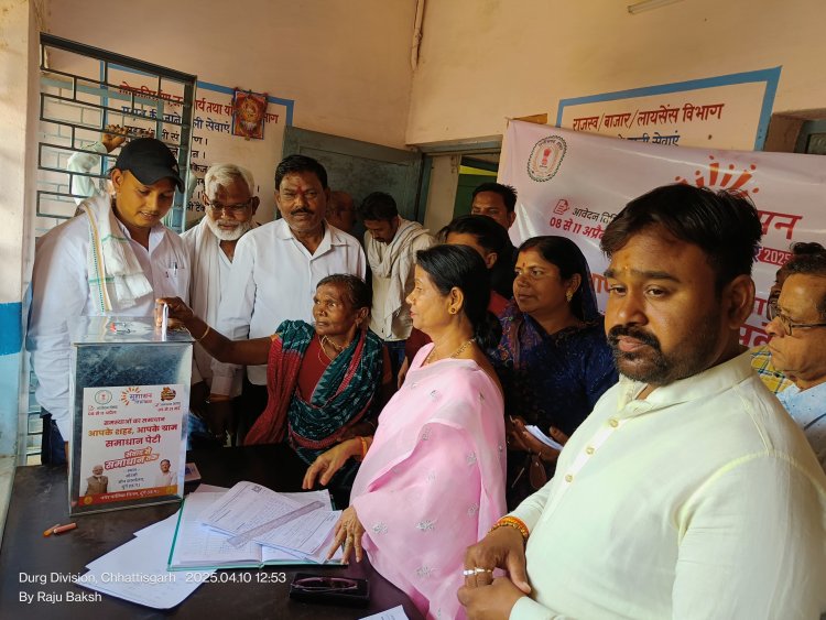 महापौर अलका बाघमार ने सुशासन तिहार काउंटर में लोगों को किया फार्म वितरण
