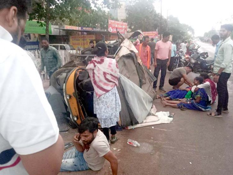 ऑटो और तेज रफ्तार कर में टक्कर, 8 सफाई कर्मी महिलाएं और चालक हुए घायल, 4 गंभीर