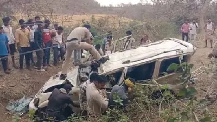 पुल से नीचे गिरा तेज रफ्तार स्कॉर्पियो, चार लोगों की मौत, बच गया बकरा