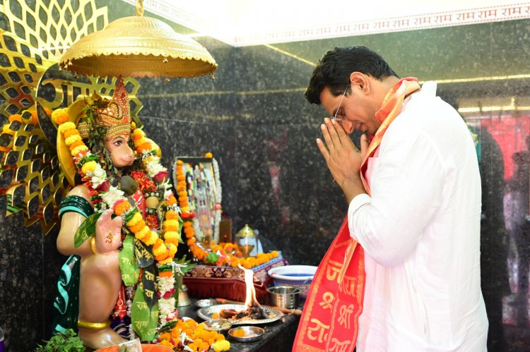 विधायक देवेन्द्र यादव पहुंचे हनुमान मंदिर, मांगी भिलाईवासियों की खुशहाली
