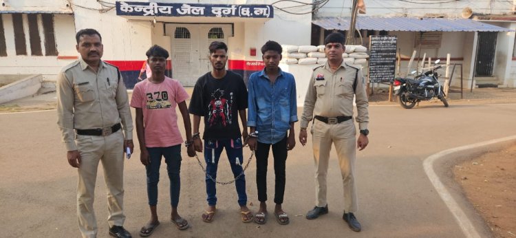 पैदल घर लौट रही महिला से मोबाइल छीन कर भागे बाइक सवार तीन युवक गिरफ्तार