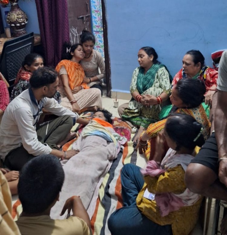 नगर निगम द्वारा खोदे गए गड्‌ढे में गिरने से एक मासूम की मौत, धरने पर बैठे परिजन, अधिकारी और ठेकेदार को नोटिस जारी