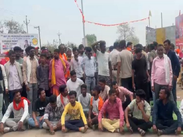 घर के बाहर बैठी बच्चों और महिलाओं सहित 5 लोगों को ट्रैक्टर ने रौंदा, मां-बेटी की मौत, लोगों ने किया चक्काजाम