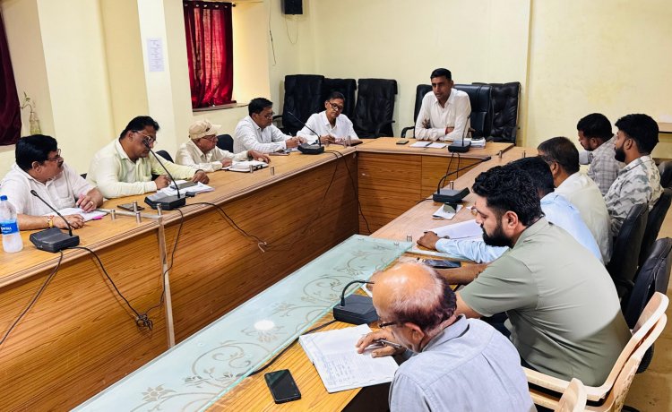 आयुक्त ने ली सुशासन तिहार में प्राप्त आवेदनों के निराकरण के संबंध में अधिकारियों की बैठक