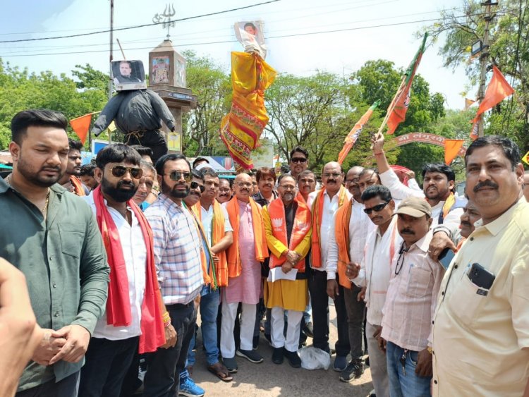 नेशनल हेराल्ड मामले को लेकर दुर्ग में राहुल और सोनिया गांधी का पुतला दहन