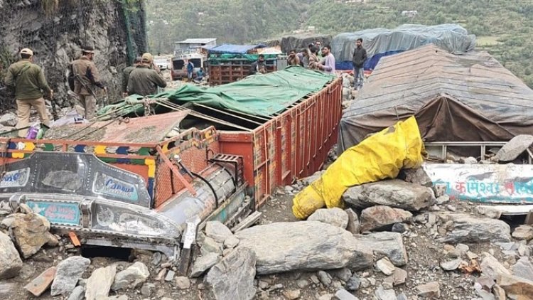 भारी बारिश और भूस्खलन ने मचाई तबाही, तीन लोगों की मौत, हाईवे और सड़कें बंद