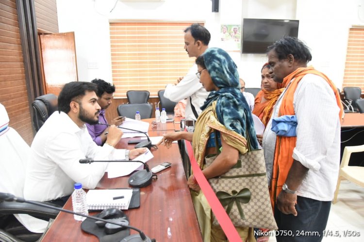 शिक्षा के अधिकार अधिनियम के तहत स्कूल में प्रवेश दिलाने अभिभावक ने जनदर्शन में लगाई गुहार