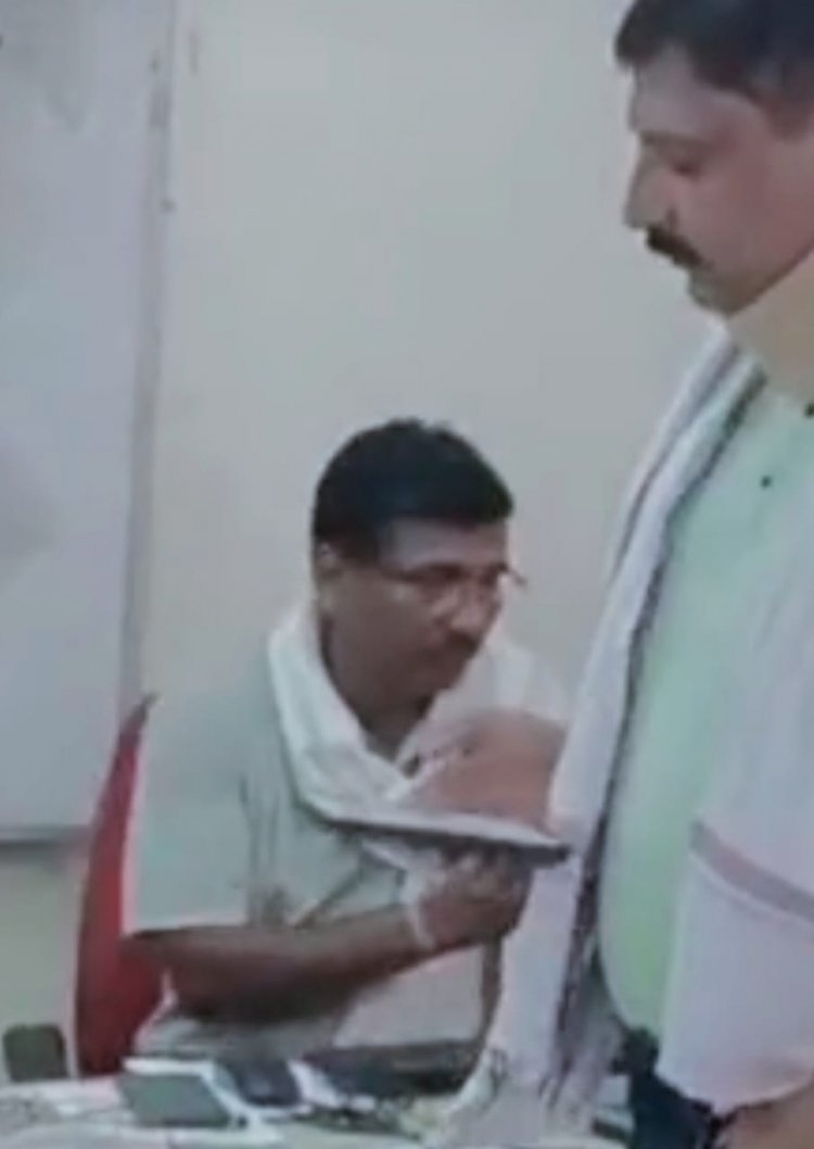 किसान से रिश्वत लेते पकड़ाया पटवारी