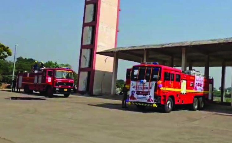 दुर्ग अग्निशमन विभाग को मिली अत्याधुनिक फायर ब्रिगेड की नई गाड़ियां, विधायक और महापौर ने हरी झांडी दिखाकर किया रवाना