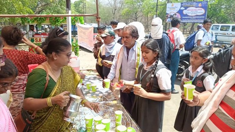 गर्मी से राहत दिलाने संस्था ने लोगों को बांटा शरबत