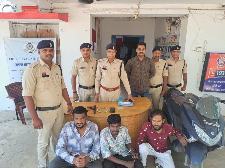 वृद्ध महिला से झपटमारी करने वाले तीन लुटेरे गिरफ्तार, सोने-चांदी के आभूषण बरामद