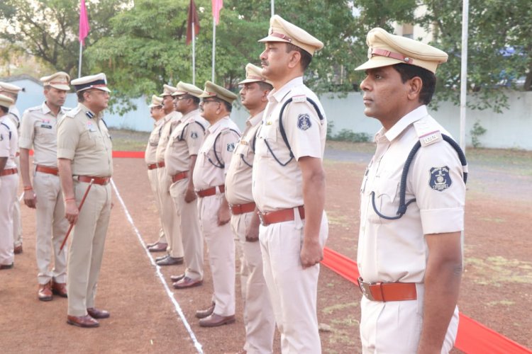 पुलिस अधीक्षक दुर्ग ने किया जनरल परेड का निरीक्षण, बेहतर टर्न आउट वाले कर्मी हुए पुरस्कृत