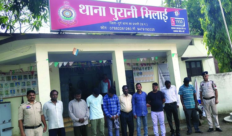 जुआ खेलते 9 युवक गिरफ्तार, लाखों रुपए कैश सहित चार वाहन व 8 मोबाइल जब्त