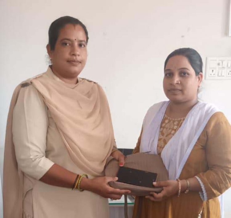 महिला के चेहरे पर राहत की मुस्कान, ट्रैफिक पुलिस ने लौटाया गुमा हुआ पर्स और मोबाइल