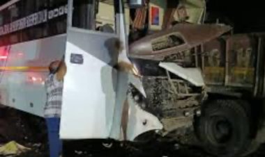 सड़क किनारे खड़े ट्रक से जा टकराई बस, कंडक्टर की मौत, 8 घायल