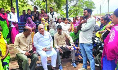 सफाई कर्मियों की हड़ताल से दुर्ग में सफाई व्यवस्था ठप, पूर्व विधायक अरूण वोरा ने सफाई कर्मियों का बढ़ाया हौसला