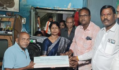 एमआईसी सदस्यों के साथ महापौर पहुंची कर्मचारी के घर, उपादान की राशि का चेक प्रदान किया