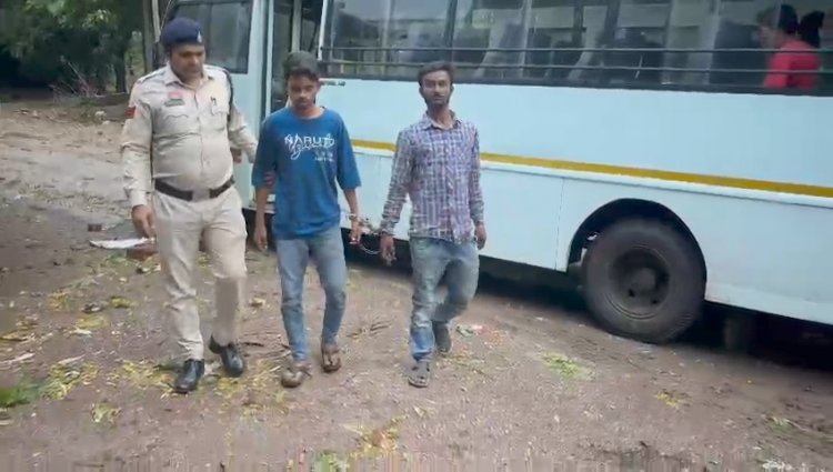 घर में डीजल डालकर आग लगाने का किया प्रयास, चाकू लहराकर लोगों को किया आतंकित, 8 नाबालिग सहित 10 आरोपी गिरफ्तार